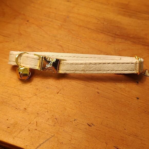 Beige Velvet Adjustable Cat Collar with Gold Bell Breakaway Closure NWOT - Picture 3 of 5